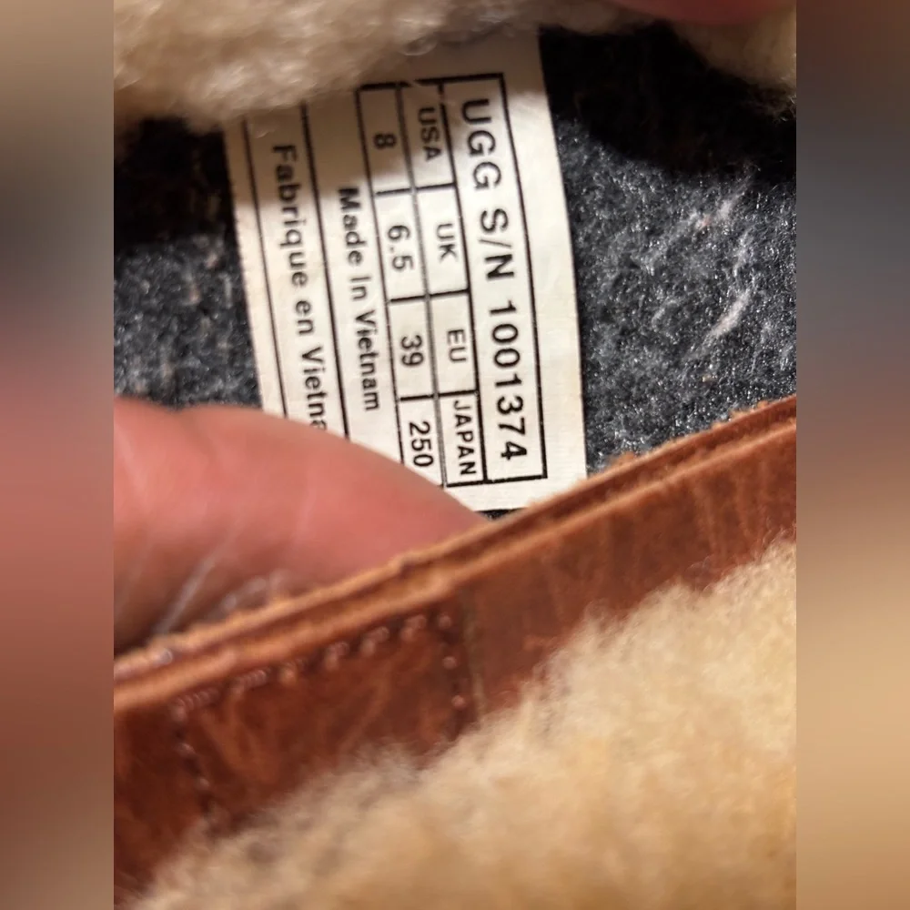 UGG Australia Lilyan Mahogany Waterproof Leather boots - Like New - Picture 13 of 13